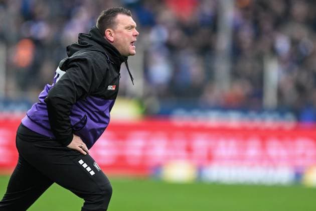 2. Bundesliga - VfL Osnabrück - FC Hansa Rostock am 11.02.2024 an der Bremer Brücke in Osnabrück Trainer Uwe Koschinat (Osnabrueck) unzufrieden, enttäuscht, enttaeuscht, niedergeschlagen.
