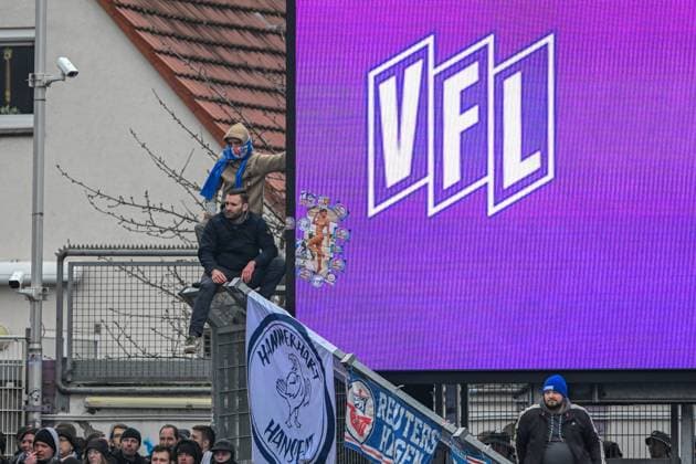 2. Bundesliga - VfL Osnabrück - FC Hansa Rostock am 11.02.2024 an der Bremer Brücke in Osnabrück Fans des FC Hansa Rostock kleben eine Poster mit einer nackten Frau an die Anzeigetafel.
