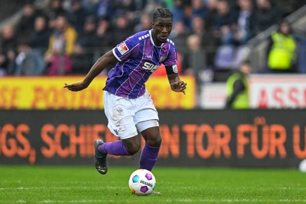 2. Bundesliga - VfL Osnabrück - FC Hansa Rostock am 11.02.2024 an der Bremer Brücke in Osnabrück Maxwell Gyamfi (Osnabrueck) am Ball.