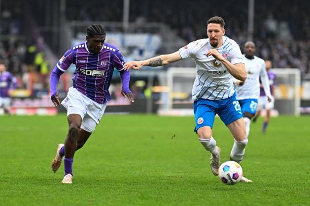 2. Bundesliga - VfL Osnabrück - FC Hansa Rostock am 11.02.2024 an der Bremer Brücke in Osnabrück Kwasi Okyere Otschi Wriedt (Osnabrueck) im Zweikampf gegen Janik Bachmann (Rostock).