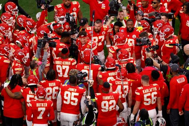 Sport Themen der Woche KW06 Sport Bilder des Tages NFL, American Football Herren, USA 2024: Super Bowl LVIII FEB 11 Kansas City Chiefs tight end Travis Kelce (87) and Kansas City Chiefs quarterback Patrick Mahomes (15) speak to teammates prior to the NFL Super Bowl 58 LVIII football game between the San Francisco 49ers and the Kansas City Chiefs in Las Vegas NV on Feb 11, 2024 Charles Baus CSM.(Credit Image: Â Charles Baus Cal Media) Las Vegas Nv United States of America EDITORIAL USE ONLY Copyright: xx ZUMA-20240211_faf_c04_016.jpg CharlesxBausx csmphotothree232618