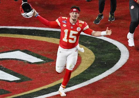 Sport Bilder des Tages Kansas City Chiefs quarterback Patrick Mahomes celebrates after the Chiefs defeated the San Francisco 49ers 25-22 in overtime to win Super Bowl LVIII at Allegiant Stadium in Las Vegas, Nevada on Sunday, February 11, 2024.  SBP20240211601 JONxSOOHOO