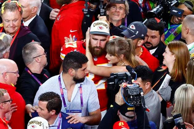 Sport Themen der Woche KW06 Sport Bilder des Tages LAS VEGAS, NV - FEBRUARY 11: Kansas City Chiefs tight end Travis Kelce (87) embraces girlfriend Taylor Swift as he celebrates winning the game during Super Bowl LVIII between the Kansas City Chiefs and the San Francisco 49ers on February 11, 2024, at Allegiant Stadium in Las Vegas, NV. (Photo by Jeff Speer Icon Sportswire) NFL, American Football Herren, USA FEB 11 Super Bowl LVIII - Chiefs vs 49ers EDITORIAL USE ONLY Icon2402110245