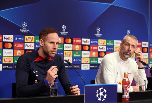 RB Leipzig Pressekonferenz Champions League Leipzig, 12.02.2024, RB Akademie, Champions League, Achtelfinale , RB Leipzig - Pressekonferenz am Vortag von RBLeipzig v. Real Madrid , Im Bild v.l.: Torwart Peter Gulacsi (1, RB Leipzig) und Trainer Marco Rose (RB Leipzig) ,
