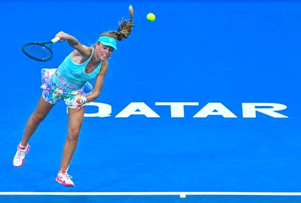 Qatar TotalEnergies Open - Day 2 Magdalena Frech of Poland is in action during her first-round match against Victoria Azarenka of Belarus at the WTA, Tennis Damen 1000-Qatar TotalEnergies Open tennis tournament at the Khalifa International Tennis Complex in Doha, Qatar, on February 12, 2024. DOHA Qatar  Copyright: xNoushadxThekkayilx originalFilename:varittyakkal-qatartot240212_npzhg.jpg