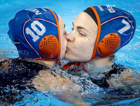 Sport Themen der Woche KW07 Sport Bilder des Tages DOHA - Lieke Rogge and Bente Rogge after the quarter-final of the women s Water polo, Wasserball match between the Netherlands and Hungary at the FINA World Swimming Championships Doha 2024. ANP KOEN VAN WEEL xVIxANPxSportx xxANPxIVx 490961509 originalFilename: 490961509.jpg