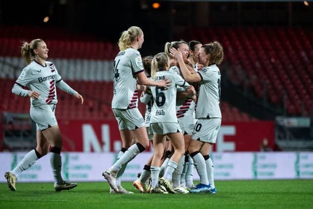 Melissa Friedrich (Bayer 04 Leverkusen, 03), Elisa Senß (Bayer 04 Leverkusen, 06), Synne Skinnes Hansen (Bayer 04 Leverkusen, 10), Emilie Bragstad (Bayer 04 Leverkusen, 14), Nikola Karczewska (Bayer 04 Leverkusen, 09) und Team jubeln ueber das Tor zum 0:1, GER, FC Nuernberg vs Bayer 04 Leverkusen, Fussball Google Pixel Frauen Bundesliga, 13. Spieltag, Saison 2023 2024, 12.02.2024 DFB regulations prohibit any use of photographs as image sequences and or quasi-video GER, FC Nuernberg vs Bayer 04 Leverkusen, Fussball Google Pixel Frauen Bundesliga, 13. Spieltag, Saison 2023 2024, 12.02.2024 Nuernberg Copyright: xEibner-Pressefoto Memmlerx EP_MMR