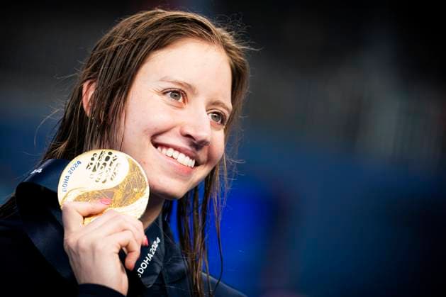 Bilder des Jahres 2024, Sport 02 Feburar Sport Themen der Woche KW07 Kate Douglass of United States of America shows the gold medal after competing in the swimming women s 200m individual medley final during the 21st World Aquatics Championships at the Aspire Dome in Doha (Qatar), February 12, 2024. GiorgioXPerottino