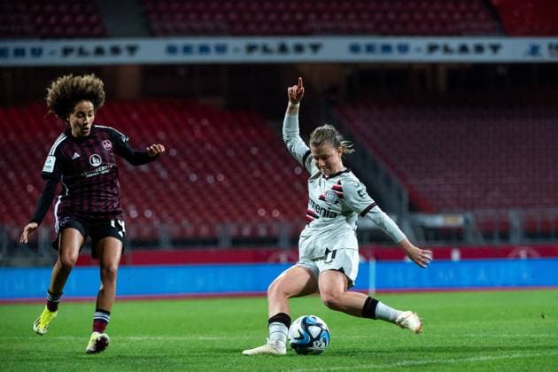 Kristin Koegel (Bayer 04 Leverkusen, 11) im Zweikampf mit Amira Arfaoui (FC Nuernberg, 74), GER, FC Nuernberg vs Bayer 04 Leverkusen, Fussball Google Pixel Frauen Bundesliga, 13. Spieltag, Saison 2023 2024, 12.02.2024 DFB regulations prohibit any use of photographs as image sequences and or quasi-video GER, FC Nuernberg vs Bayer 04 Leverkusen, Fussball Google Pixel Frauen Bundesliga, 13. Spieltag, Saison 2023 2024, 12.02.2024 Nuernberg Copyright: xEibner-Pressefoto Memmlerx EP_MMR