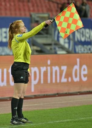 12.02.2024 - Fussball - Saison 2023 2024 - 1. Frauen - Fussball - Bundesliga - 13. Spieltag: 1. FC Nürnberg FCN ( Club ) - Bayern 04 Leverkusen - Sportfoto Zink - xwoxzix - Jana Oberländer ( Schiedsrichterassistent in )