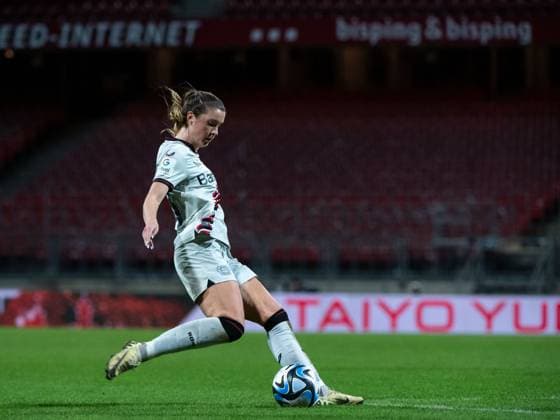 Karolina Lea Vilhjalmsdottir (Bayer 04 Leverkusen, 18) am Ball bereitet das Tor zum 1:2 vor, GER, FC Nuernberg vs Bayer 04 Leverkusen, Fussball Google Pixel Frauen Bundesliga, 13. Spieltag, Saison 2023 2024, 12.02.2024 DFB regulations prohibit any use of photographs as image sequences and or quasi-video GER, FC Nuernberg vs Bayer 04 Leverkusen, Fussball Google Pixel Frauen Bundesliga, 13. Spieltag, Saison 2023 2024, 12.02.2024 Nuernberg Copyright: xEibner-Pressefoto Memmlerx EP_MMR