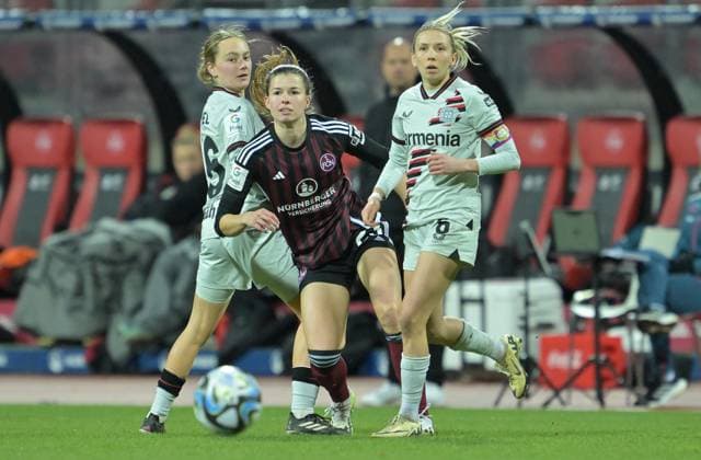 12.02.2024 - Fussball - Saison 2023 2024 - 1. Frauen - Fussball - Bundesliga - 13. Spieltag: 1. FC Nürnberg FCN ( Club ) - Bayer 04 Leverkusen - Sportfoto Zink - xwoxzix - Nele Bauereisen (23, 1. FC Nürnberg FCN ) gegen Sofie Zdebel (16, Bayer Leverkusen ) Elisa Senß Senss (6, Bayer Leverkusen )