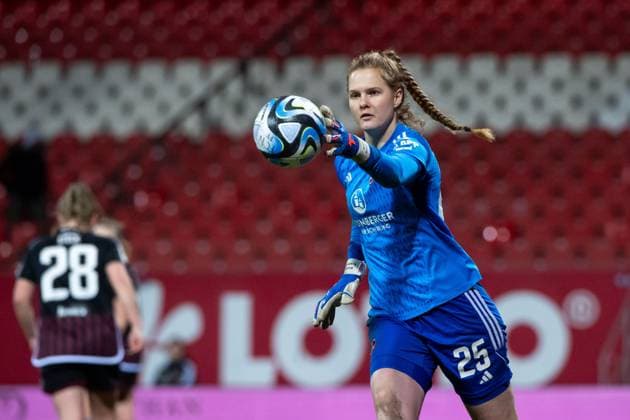 Kristin Krammer (FC Nuernberg, 25) am Ball, GER, FC Nuernberg vs Bayer 04 Leverkusen, Fussball Google Pixel Frauen Bundesliga, 13. Spieltag, Saison 2023 2024, 12.02.2024 DFB regulations prohibit any use of photographs as image sequences and or quasi-video GER, FC Nuernberg vs Bayer 04 Leverkusen, Fussball Google Pixel Frauen Bundesliga, 13. Spieltag, Saison 2023 2024, 12.02.2024 Nuernberg Copyright: xEibner-Pressefoto Memmlerx EP_MMR