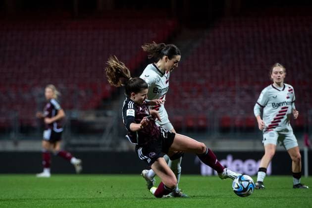 Selina Ostermeier (Bayer 04 Leverkusen, 02) im Zweikampf mit Nastassja Lein (FC Nuernberg, 24), GER, FC Nuernberg vs Bayer 04 Leverkusen, Fussball Google Pixel Frauen Bundesliga, 13. Spieltag, Saison 2023 2024, 12.02.2024 DFB regulations prohibit any use of photographs as image sequences and or quasi-video GER, FC Nuernberg vs Bayer 04 Leverkusen, Fussball Google Pixel Frauen Bundesliga, 13. Spieltag, Saison 2023 2024, 12.02.2024 Nuernberg Copyright: xEibner-Pressefoto Memmlerx EP_MMR