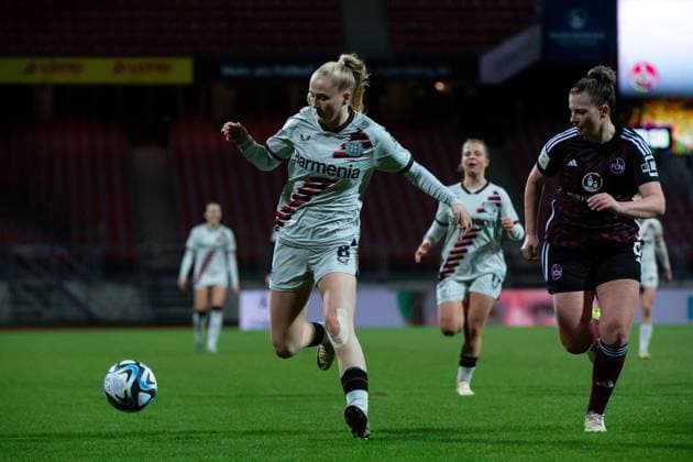 Paulina Bartz (Bayer 04 Leverkusen, 08) im Zweikampf mit Jessica May (FC Nuernberg, 06), GER, FC Nuernberg vs Bayer 04 Leverkusen, Fussball Google Pixel Frauen Bundesliga, 13. Spieltag, Saison 2023 2024, 12.02.2024 DFB regulations prohibit any use of photographs as image sequences and or quasi-video GER, FC Nuernberg vs Bayer 04 Leverkusen, Fussball Google Pixel Frauen Bundesliga, 13. Spieltag, Saison 2023 2024, 12.02.2024 Nuernberg Copyright: xEibner-Pressefoto Memmlerx EP_MMR