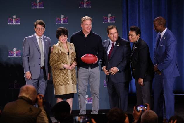 Sport Themen der Woche KW07 Sport Bilder des Tages LAS VEGAS, NV - FEBRUARY 12: (L-R) Greater New Orleans Sports Foundation and Host Committee President and CEO Jay Ciero, New Orleans Saints owner Gayle Benson, NFL, American Football Herren, USA Commissioner Roger Goodell, Louisiana Lt. Gov. Billy Nungesser, New Orleans Mayor LaToya Cantrell and Super Bowl LIX Host Committee Chairman Marcus Brown pose during the Super Bowl Host Committee Handoff press conference, PK, Pressekonferenz on Monday, Feb. 12, 2024, at Mandalay Bay Events Center in Las Vegas, Nevada. (Photo by Marc Sanchez Icon Sportswire) NFL: FEB 12 Super Bowl Host Committee Handoff Press Conference EDITORIAL USE ONLY Icon1442402121067