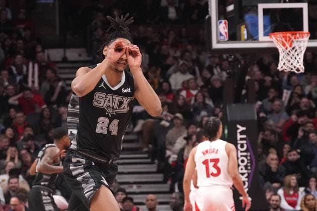 Sport Themen der Woche KW07 Sport Bilder des Tages February 12, 2024, Toronto, On, CANADA: San Antonio Spurs Devin Vassell celebrates after scoring against Toronto Raptors during second half NBA, Basketball Herren, USA basketball action in Toronto on Monday, February 12, 2024. Devin Vassell  - ZUMAc35_ 20240212_zaf_c35_127 Copyright: xChrisxYoungx