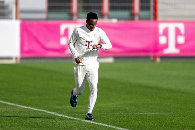 Bouna Sarr 20 (FC Bayern Muenchen) schaut auf die Uhr, Herzschlag, Abschlusstraining vor dem Champions League-Spiel, Achtelfinale Hinspiel gegen Lazio Rom, Saison 2023 2024 an der Saebener Strasse. 13.02.2024 DFB regulations prohibit any use of photographs as image sequences and or quasi-video Muenchen Bayern Deutschland