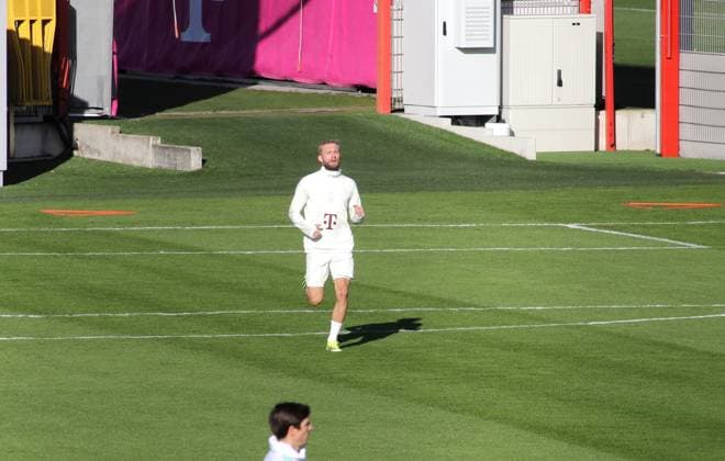 München, Deutschland 13. Februar 2024: Fussball, Herren, Saison 2023 2024, FC Bayern München, Säbener Strasse, Trainingsgelände, Abschlusstraining, Champions League Konrad Laimer (FC Bayern München) beim separaten Aufbautraining am Nebenplatz