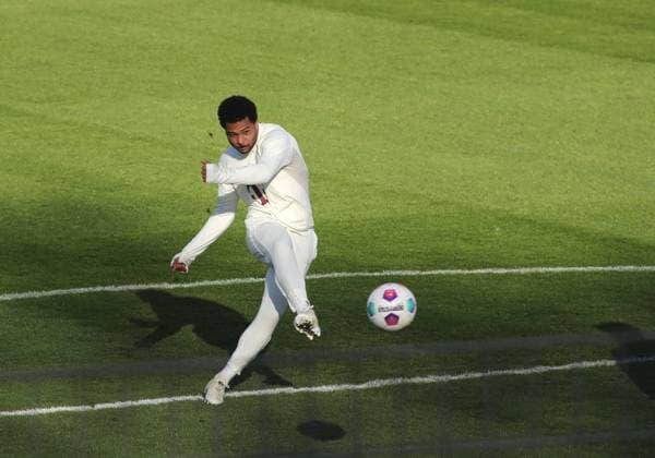 München, Deutschland 13. Februar 2024: Fussball, Herren, Saison 2023 2024, FC Bayern München, Säbener Strasse, Trainingsgelände, Abschlusstraining, Champions League Serge Gnabry (FC Bayern München) beim separaten Aufbautraining am Nebenplatz, hier Torschuss mit Ball