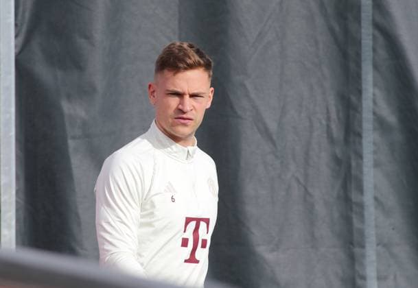 München, Deutschland 13. Februar 2024: Fussball, Herren, Saison 2023 2024, FC Bayern München, Säbener Strasse, Trainingsgelände, Abschlusstraining, Champions League Joshua Kimmich (FC Bayern München) Kopf, Oberkörper, Blick nach rechts