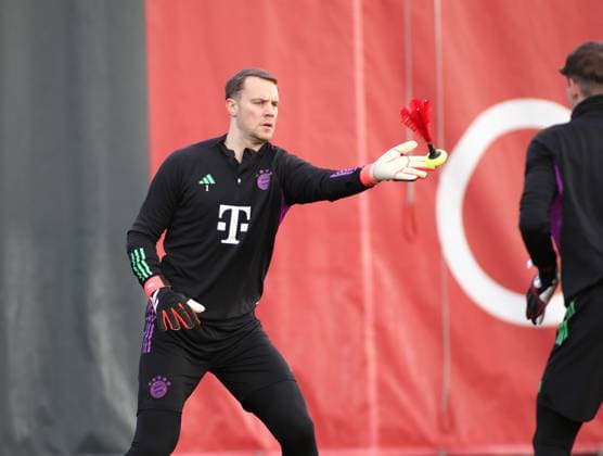 München, Deutschland 13. Februar 2024: Fussball, Herren, Saison 2023 2024, FC Bayern München, Säbener Strasse, Trainingsgelände, Abschlusstraining, Champions League Manuel Neuer (FC Bayern München) beim Reaktionsspiel mit Federbällen