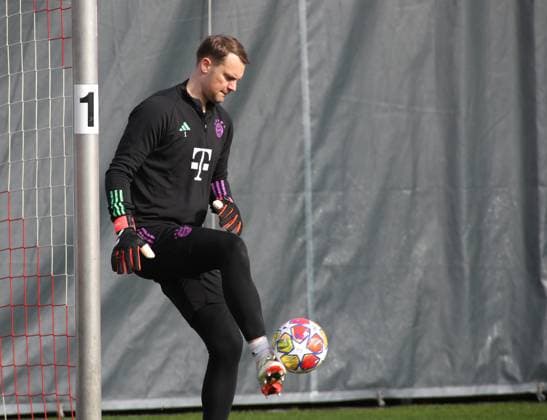München, Deutschland 13. Februar 2024: Fussball, Herren, Saison 2023 2024, FC Bayern München, Säbener Strasse, Trainingsgelände, Abschlusstraining, Champions League Manuel Neuer (FC Bayern München) spielt einen Ball