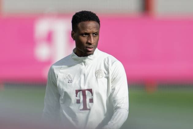 Bouna Sarr 20 (FC Bayern Muenchen), Abschlusstraining vor dem Champions League-Spiel, Achtelfinale Hinspiel gegen Lazio Rom, Saison 2023 2024 an der Saebener Strasse. 13.02.2024 DFB regulations prohibit any use of photographs as image sequences and or quasi-video Muenchen Bayern Deutschland