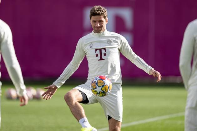 Thomas Mueller 25 (FC Bayern Muenchen) mit Ball, Abschlusstraining vor dem Champions League-Spiel, Achtelfinale Hinspiel gegen Lazio Rom, Saison 2023 2024 an der Saebener Strasse. 13.02.2024 DFB regulations prohibit any use of photographs as image sequences and or quasi-video Muenchen Bayern Deutschland