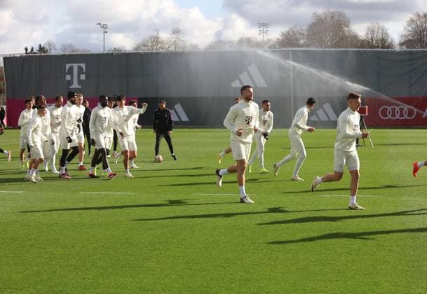 München, Deutschland 13. Februar 2024: Fussball, Herren, Saison 2023 2024, FC Bayern München, Säbener Strasse, Trainingsgelände, Abschlusstraining, Champions League Die Mannschaft des FC Bayern München beim Laufen, Aufwärmen