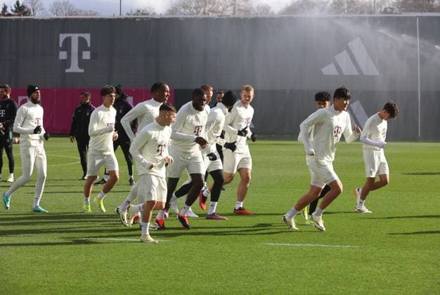 München, Deutschland 13. Februar 2024: Fussball, Herren, Saison 2023 2024, FC Bayern München, Säbener Strasse, Trainingsgelände, Abschlusstraining, Champions League Die Mannschaft des FC Bayern München beim Laufen, Aufwärmen