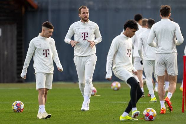 Bryan Zaragoza 17 (FC Bayern Muenchen), Harry Kane 9 (FC Bayern Muenchen), Abschlusstraining vor dem Champions League-Spiel, Achtelfinale Hinspiel gegen Lazio Rom, Saison 2023 2024 an der Saebener Strasse. 13.02.2024 DFB regulations prohibit any use of photographs as image sequences and or quasi-video Muenchen Bayern Deutschland