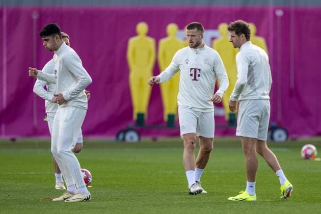 Eric Dier 15 (FC Bayern Muenchen), Thomas Mueller 25 (FC Bayern Muenchen), Abschlusstraining vor dem Champions League-Spiel, Achtelfinale Hinspiel gegen Lazio Rom, Saison 2023 2024 an der Saebener Strasse. 13.02.2024 DFB regulations prohibit any use of photographs as image sequences and or quasi-video Muenchen Bayern Deutschland