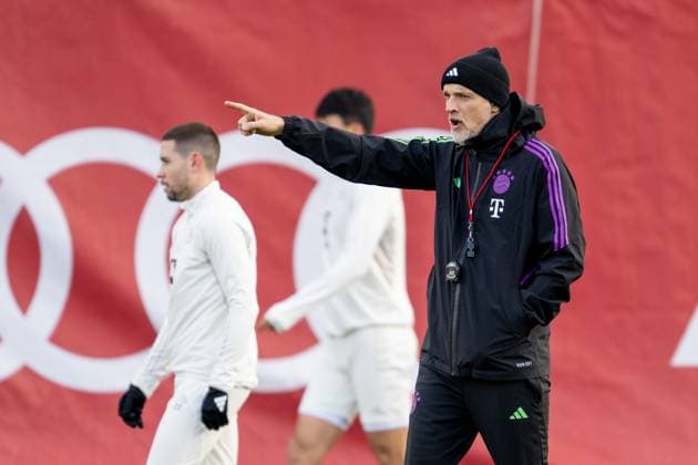 Manuel Neuer 1 (FC Bayern Muenchen) gibt Anweisung, Abschlusstraining vor dem Champions League-Spiel, Achtelfinale Hinspiel gegen Lazio Rom, Saison 2023 2024 an der Saebener Strasse. 13.02.2024 DFB regulations prohibit any use of photographs as image sequences and or quasi-video Muenchen Bayern Deutschland