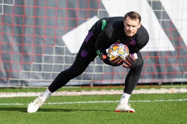 Manuel Neuer 1 (FC Bayern Muenchen) haelt den Ball, Abschlusstraining vor dem Champions League-Spiel, Achtelfinale Hinspiel gegen Lazio Rom, Saison 2023 2024 an der Saebener Strasse. 13.02.2024 DFB regulations prohibit any use of photographs as image sequences and or quasi-video Muenchen Bayern Deutschland
