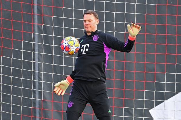 Manuel NEUER (Torwart Bayern Muenchen), Aktion,Einzelbild,angeschnittenes Einzelmotiv,Halbfigur,halbe Figur. Fussball Champions League Achtelfinale. Lazio Rom - FC Bayern Muenchen ABSCHLUSSTRAINING am 13.02.2024,