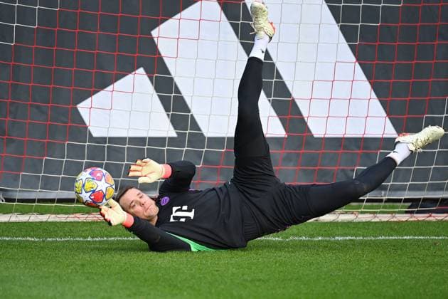 Manuel NEUER (Torwart Bayern Muenchen), Aktion,Einzelaktion,Einzelbild, Freisteller,Ganzkoerperaufnahme,ganze Figur Fussball Champions League Achtelfinale. Lazio Rom - FC Bayern Muenchen ABSCHLUSSTRAINING am 13.02.2024,