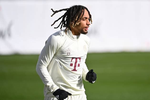 Sacha BOEY (Bayern Muenchen), Aktion,Einzelbild,angeschnittenes Einzelmotiv,Halbfigur,halbe Figur. Fussball Champions League Achtelfinale. Lazio Rom - FC Bayern Muenchen ABSCHLUSSTRAINING am 13.02.2024,