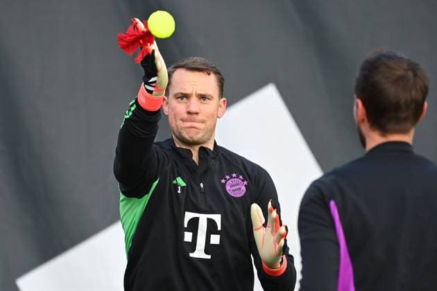 Manuel NEUER (Torwart Bayern Muenchen) spielt Indiaca. Fussball Champions League Achtelfinale. Lazio Rom - FC Bayern Muenchen ABSCHLUSSTRAINING am 13.02.2024,