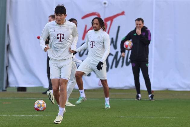 23 Sacha Boey, am Ball, und 3 Minjae Kim (vorne) Fussball Abschlusstraining des FC Bayern Muenchen vor dem UEFA Champions League-Spiel gegen Societa Sportiva Lazio, S.S. Lazio Rom 13.02.2024 Trainingsgelaende, Saebenerstr. FOTO: Mladen Lackovic LakoPress