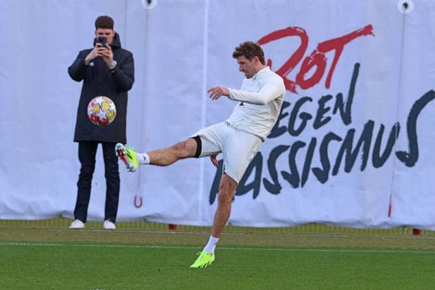 25 Thomas Mueller, zieht ab, Einzelbild, Freisteller, am Ball, Slogan, Fussball Abschlusstraining des FC Bayern Muenchen vor dem UEFA Champions League-Spiel gegen Societa Sportiva Lazio, S.S. Lazio Rom 13.02.2024 Trainingsgelaende, Saebenerstr. FOTO: Mladen Lackovic LakoPress