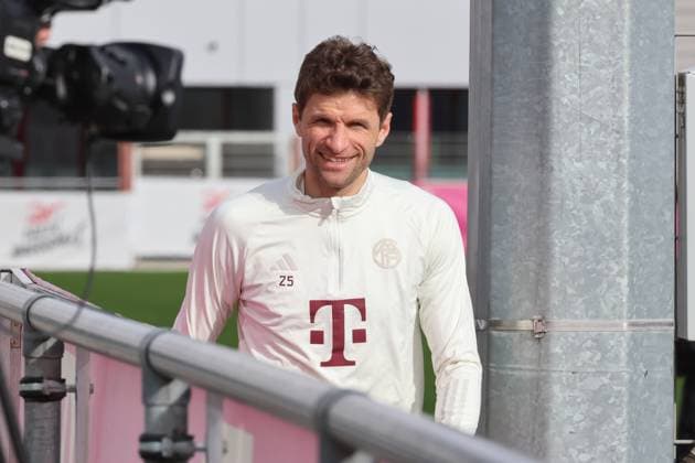 25 Thomas Mueller, Portraet, Portrait, Kamera, Fernsehkamera, im Focus Fussball Abschlusstraining des FC Bayern Muenchen vor dem UEFA Champions League-Spiel gegen Societa Sportiva Lazio, S.S. Lazio Rom 13.02.2024 Trainingsgelaende, Saebenerstr. FOTO: Mladen Lackovic LakoPress