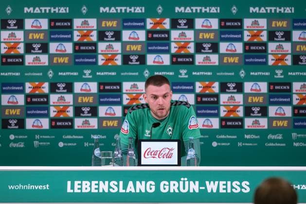 Sport Bilder des Tages GER, 1.FBL, Werder Bremen Mixedzone 13.02.2024, Pressekonferenzraum, Bremen, GER, 1.FBL, Werder Bremen Mixedzone Mixedzone Marvin Ducksch (SV Werder Bremen 07); ; am Podium im Medienraum sitzend während einer Mixed Zone.