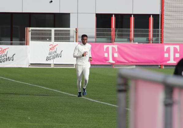 München, Deutschland 13. Februar 2024: Fussball, Herren, Saison 2023 2024, FC Bayern München, Säbener Strasse, Trainingsgelände, Abschlusstraining, Champions League Bouna Sarr (FC Bayern München) beim separaten Laufen