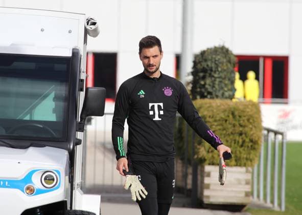 München, Deutschland 13. Februar 2024: Fussball, Herren, Saison 2023 2024, FC Bayern München, Säbener Strasse, Trainingsgelände, Abschlusstraining, Champions League Sven Ulreich (FC Bayern München) auf dem Weg zum Trainingsplatz, Kopf, Oberkörper