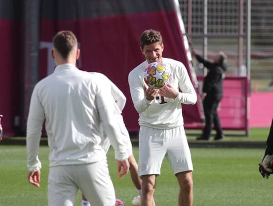 München, Deutschland 13. Februar 2024: Fussball, Herren, Saison 2023 2024, FC Bayern München, Säbener Strasse, Trainingsgelände, Abschlusstraining, Champions League Thomas Müller, Mueller (FC Bayern München) fängt einen Ball
