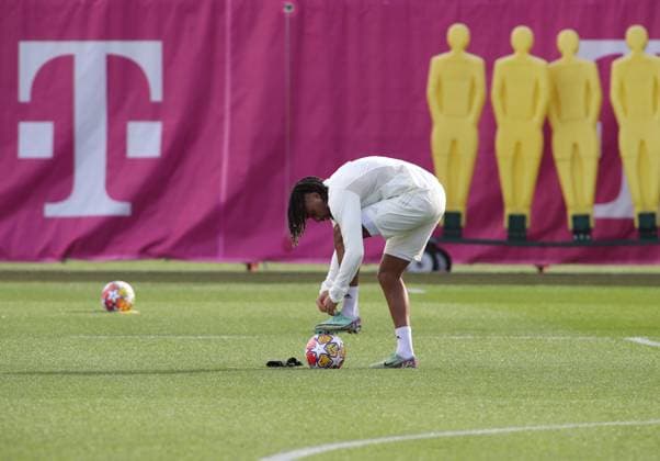 München, Deutschland 13. Februar 2024: Fussball, Herren, Saison 2023 2024, FC Bayern München, Säbener Strasse, Trainingsgelände, Abschlusstraining, Champions League Sacha Boey (FC Bayern München) nach vorne gebeugt beim Schuhe binden, Schnürsenkel