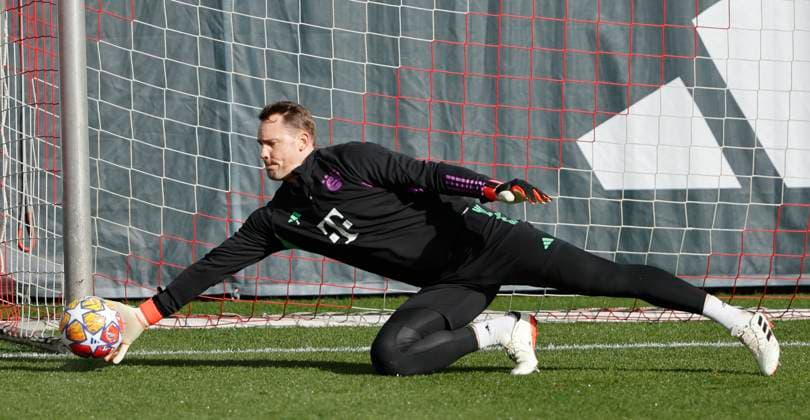 13.02.2024, FC Bayern Training, Saebenerstrasse Muenchen, Fussball im Bild: Manuel Neuer (FC Bayern Muenchen) Nur für journalistische Zwecke! Only for editorial use! DFL regulations prohibit any use of photographs as image sequences and or quasi-video.