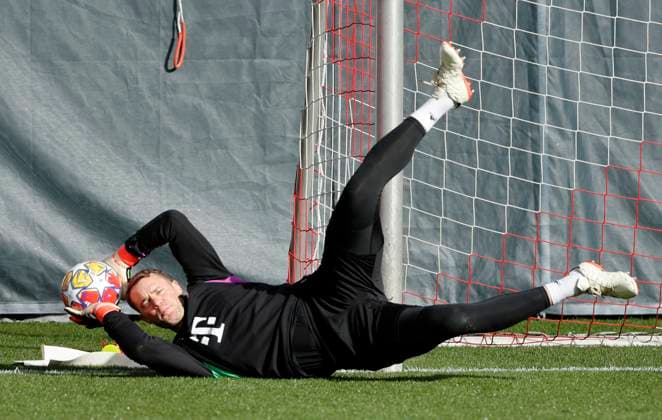 13.02.2024, FC Bayern Training, Saebenerstrasse Muenchen, Fussball im Bild: Manuel Neuer (FC Bayern Muenchen) Nur für journalistische Zwecke! Only for editorial use! DFL regulations prohibit any use of photographs as image sequences and or quasi-video.