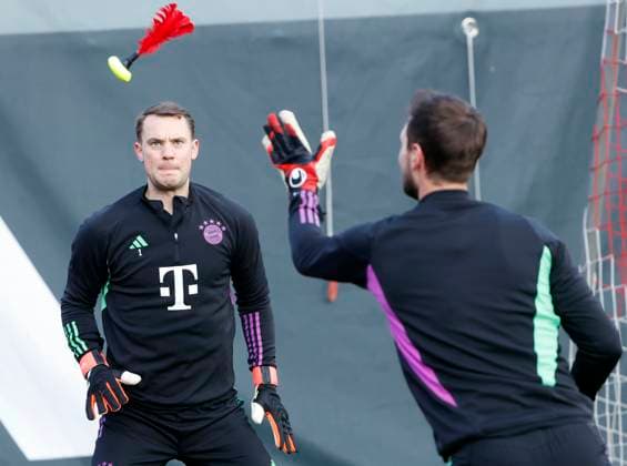 13.02.2024, FC Bayern Training, Saebenerstrasse Muenchen, Fussball im Bild: Manuel Neuer (FC Bayern Muenchen) und Sven Ulreich (FC Bayern Muenchen) Nur für journalistische Zwecke! Only for editorial use! DFL regulations prohibit any use of photographs as image sequences and or quasi-video.